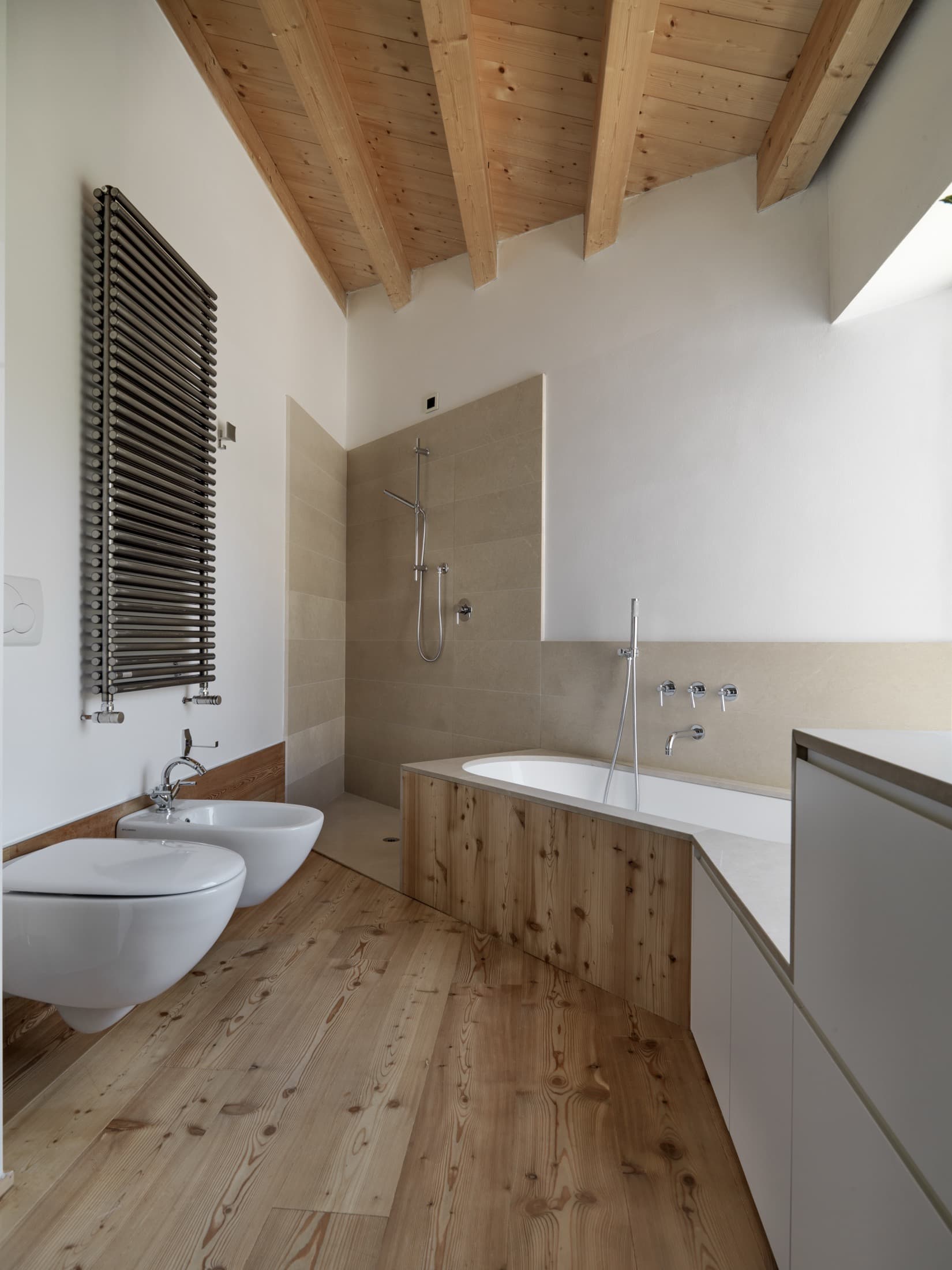 Bad im Dachgeschoss — Holzdecke, bodenebene Dusche